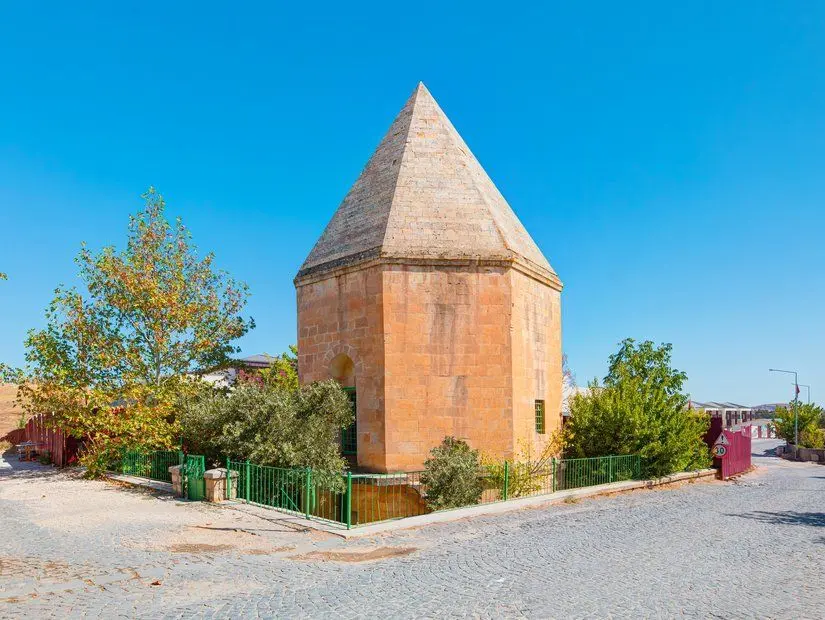 mansur baba turbesi