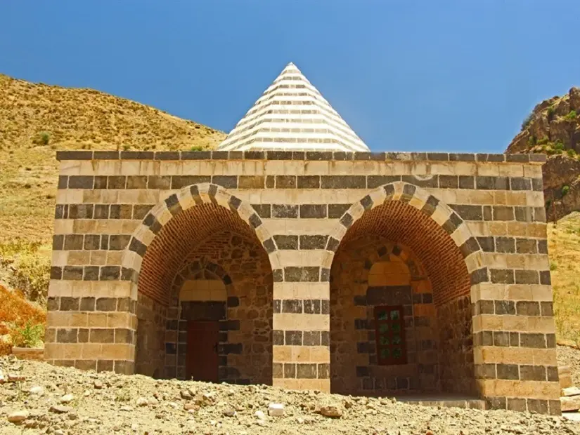 palu alacalı mescit